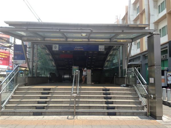 Huai Khwang MRT station exit.jpg