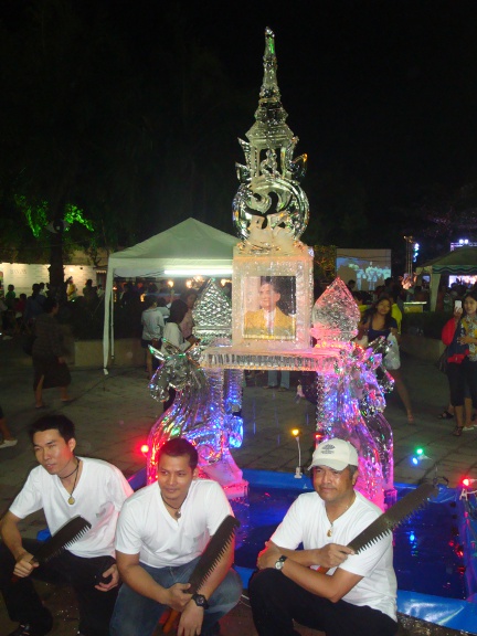 A beautiful ice carving, with a photo of the King embeded within.