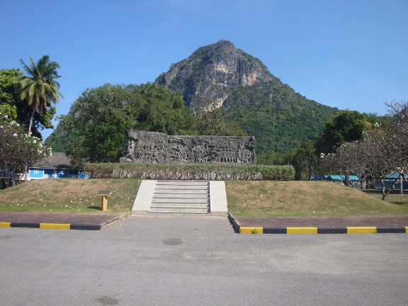 This inscription is made on a 60 ton piece of Green sandstone.  It is a memorial to the Thai Heroes who fought against the Japanese Troops on 8 January 1941.  The front of the memorial depicts the battle against the amphibious landing, and the back shows the signing of the armistice.