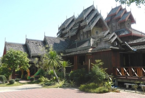 Burmese temple.JPG